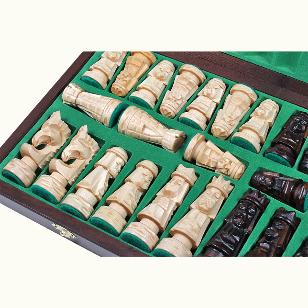 Hopfällbart schackset med handgjorda pjäser i lindträ – Giewont – 50 cm - Bild 4